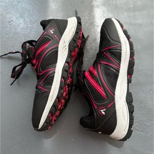 Kids NEVADOS Estes Low Hiking Shoe Red/Pink & Black Size 2 Hiking Shoes